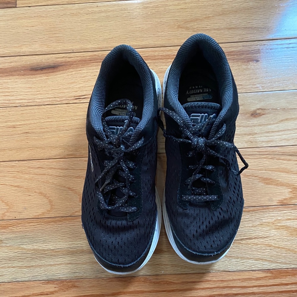 Black size 9 FILA Sneakers
